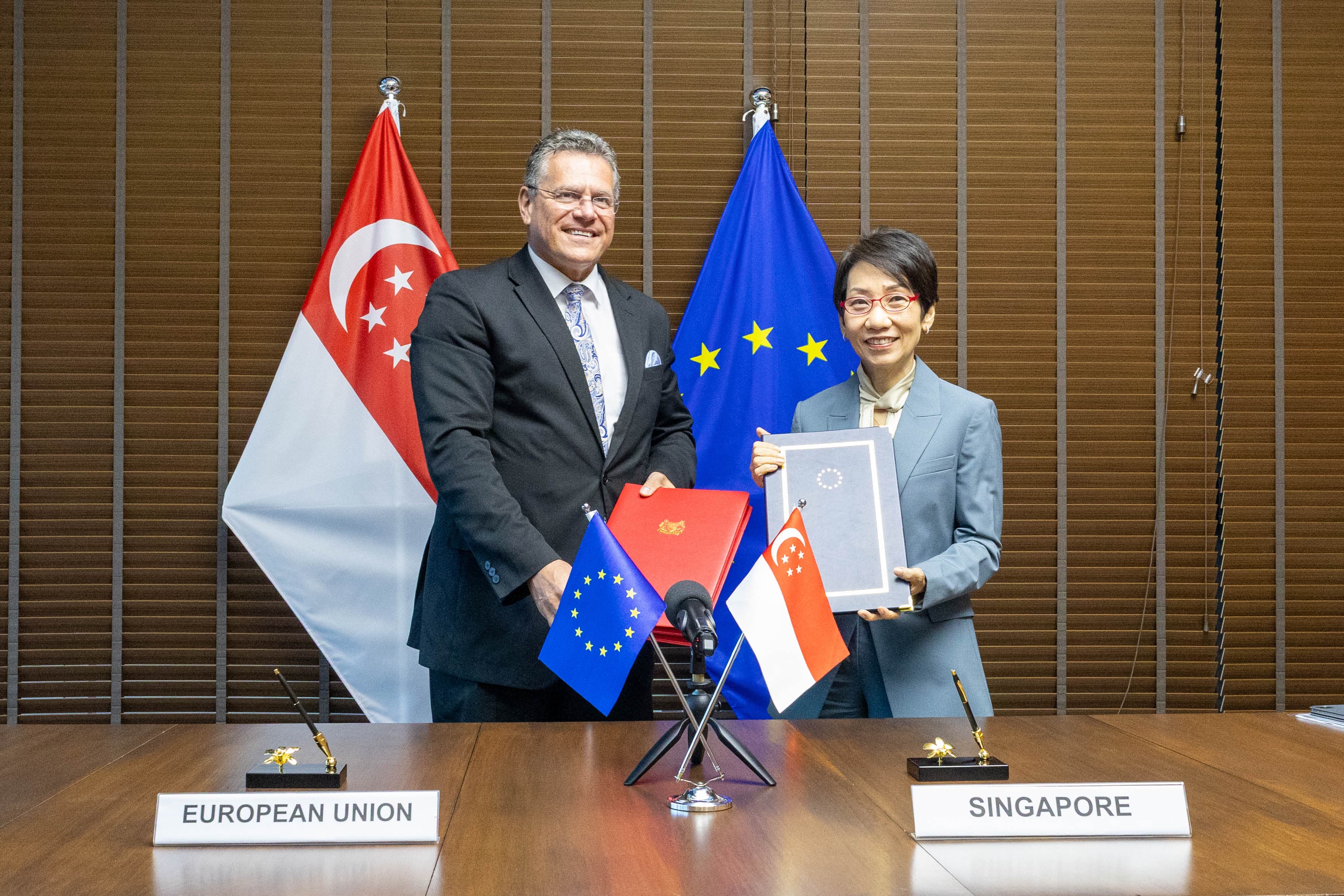 Minister Grace Fu and EU Commissioner Maroš Šefčovič signing the EUSDTA in Singapore.