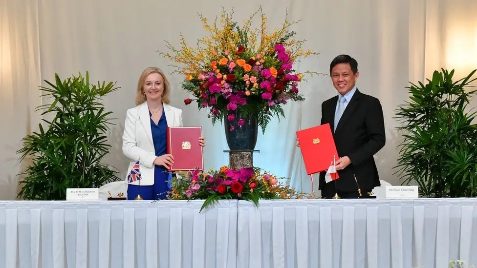 Then-UK Secretary of State Elizabeth Truss and Minister Chan Chun Sing signing the UKSFTA.