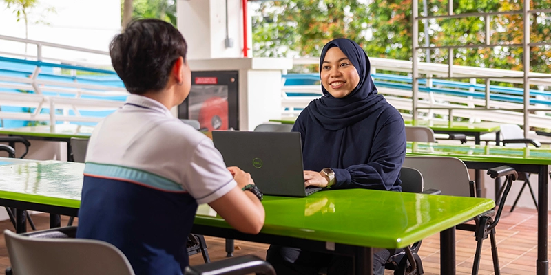 Image 8: Two professionals having a discussion. NCSS for social service agency leaders.