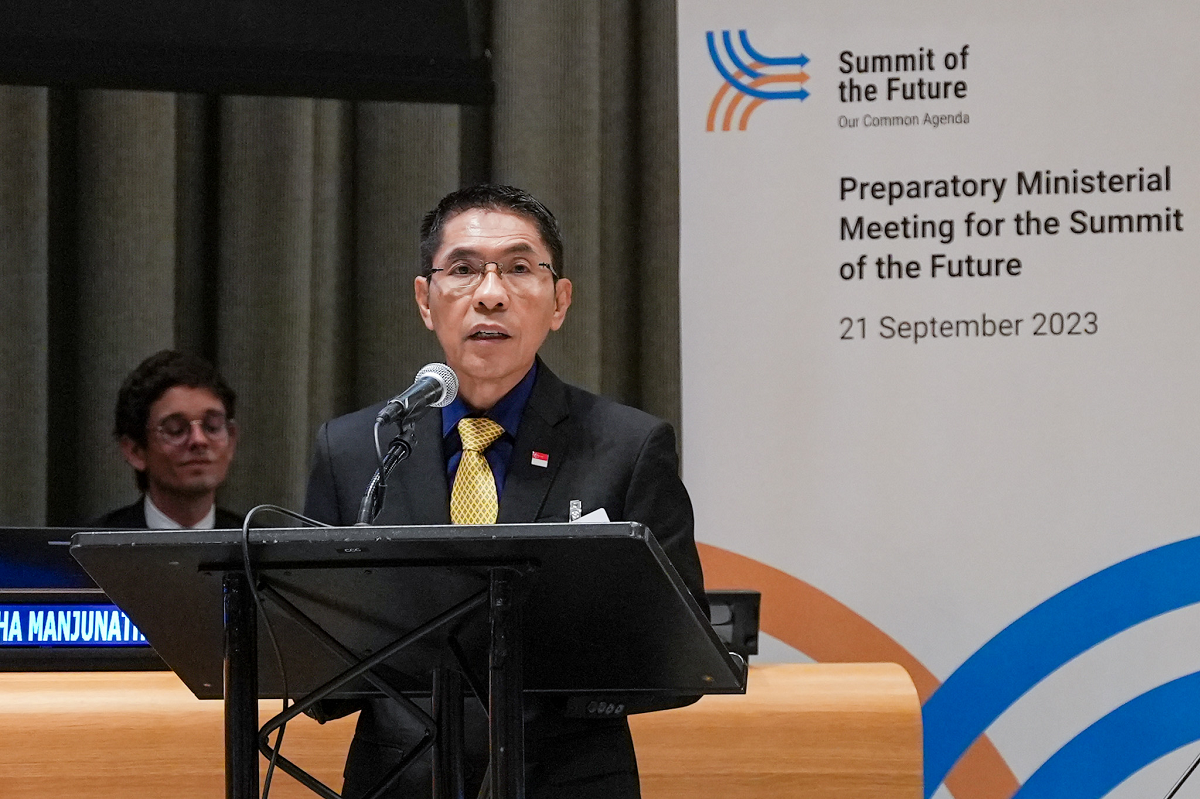 Man in suit at podium with "Summit of the Future" backdrop; 21 September 2023 date shown.