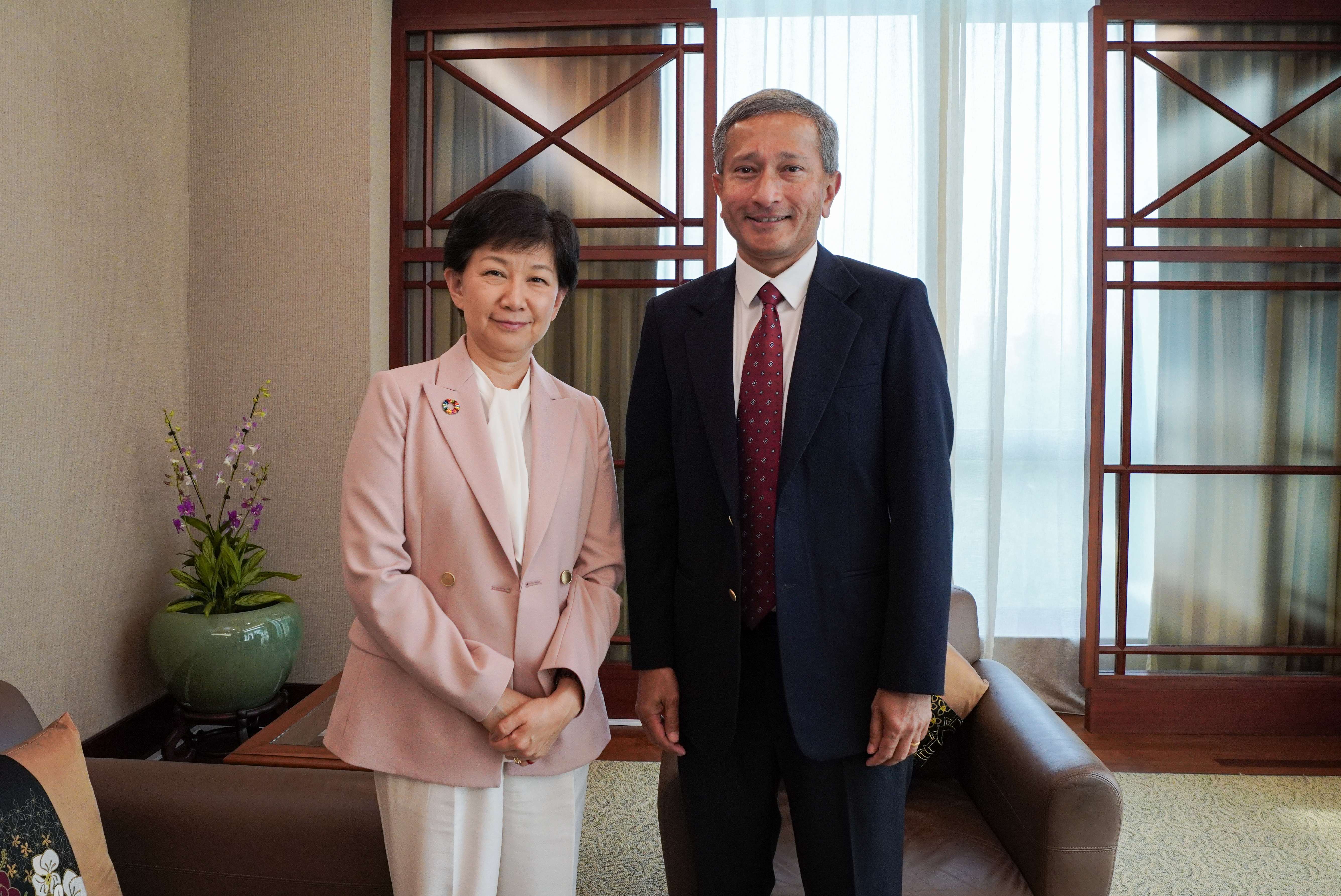Singapore's President Tharman Shanmugaratnam poses with Taiwan's Mayor Chiang Wan-an.