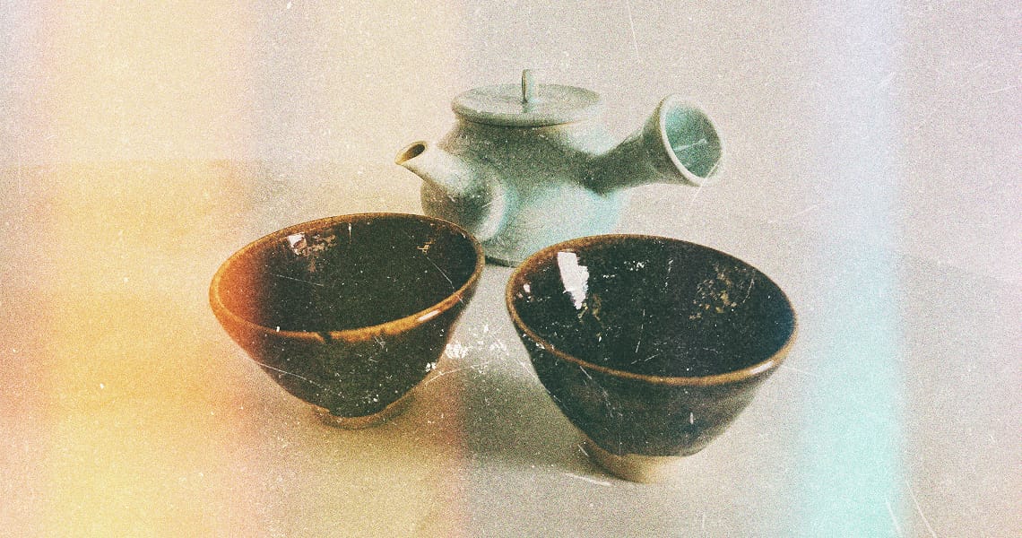 Teapot and 2 chipped cups