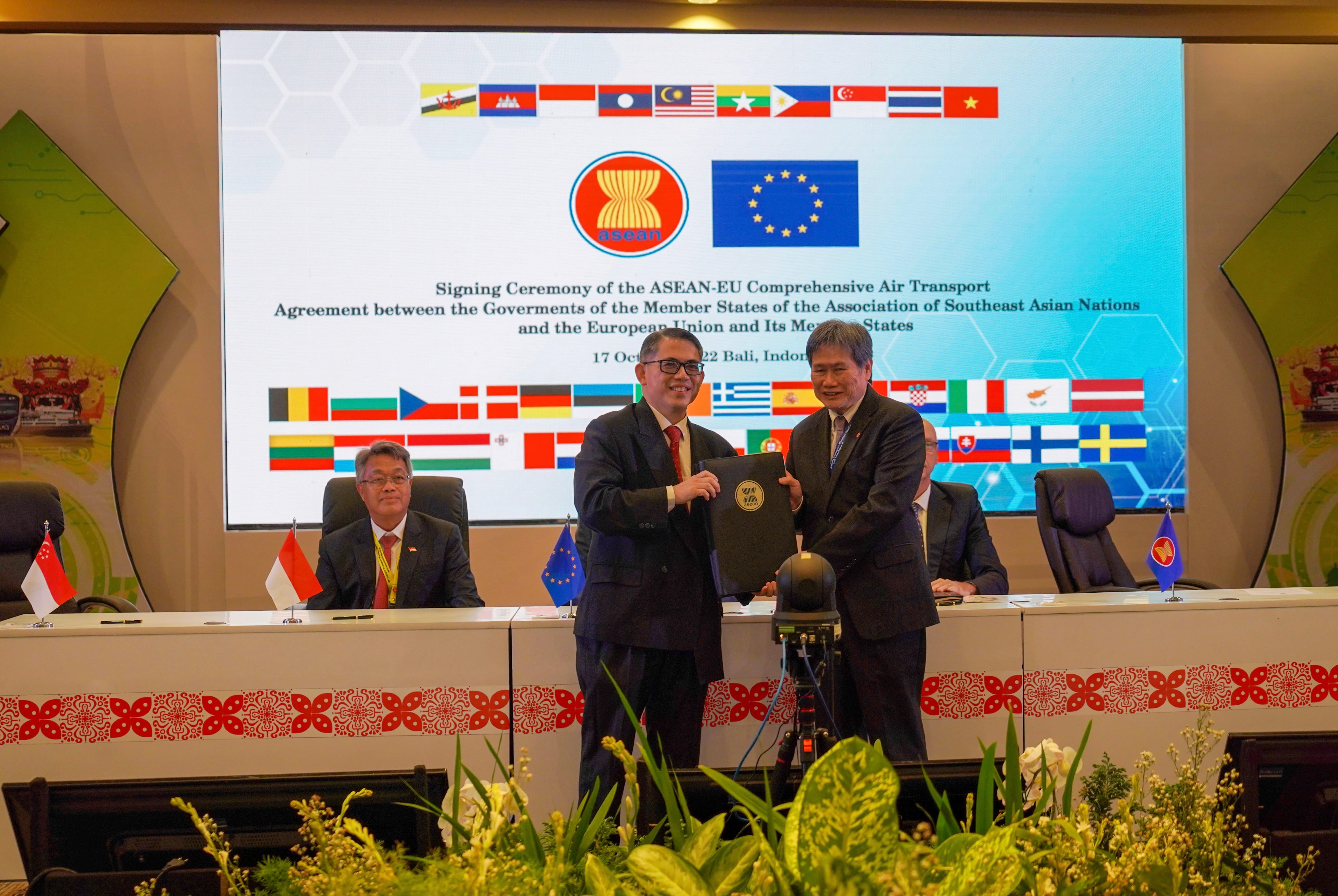 Mr Loh Ngai Seng, Permanent Secretary for Transport of Singapore, and Dato Lim Jock Hoi, ASEAN Secretary General, at the signing of the Comprehensive Air Transport Agreement between Member States of the Association of Southeast Asian Nations, and the European Union and its Member States