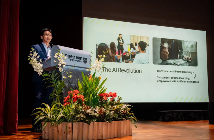 Assoc. Prof Tan Seng Chee was giving a speech infront of the podium.