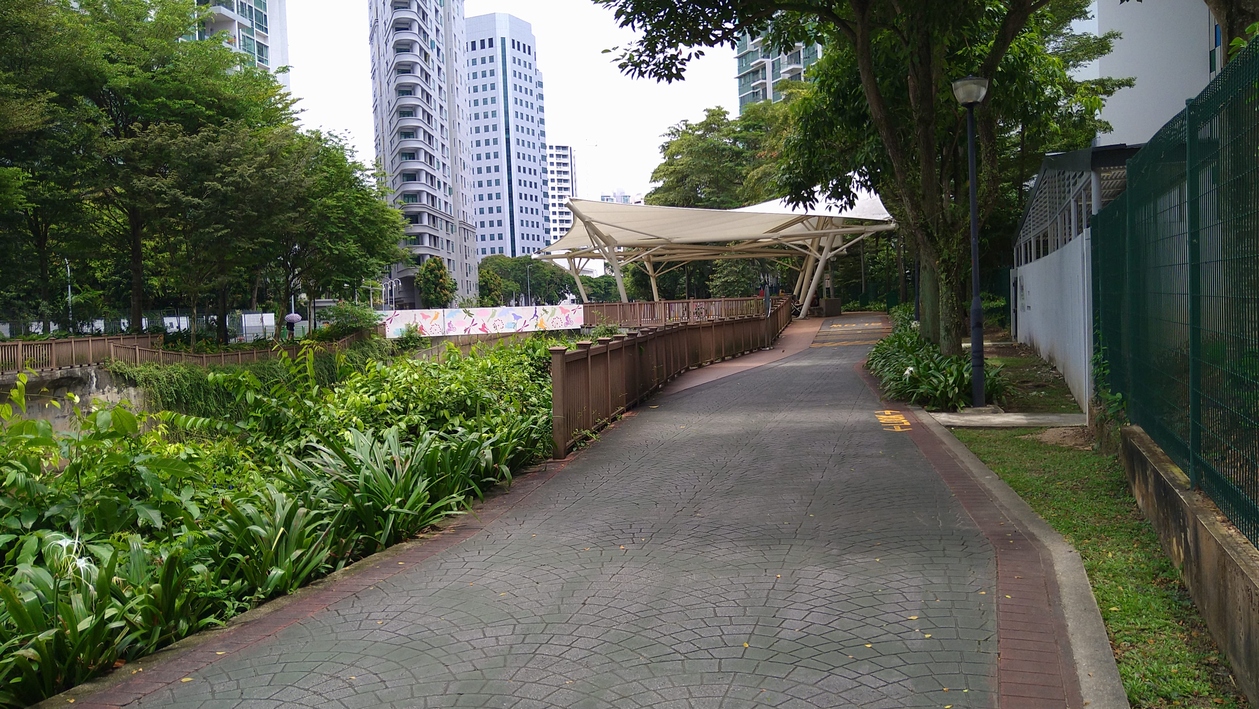This urban Park Connector passes by various condominiums, giving users stunning views of the surrounding high-rise buildings and fantastic architectural details.