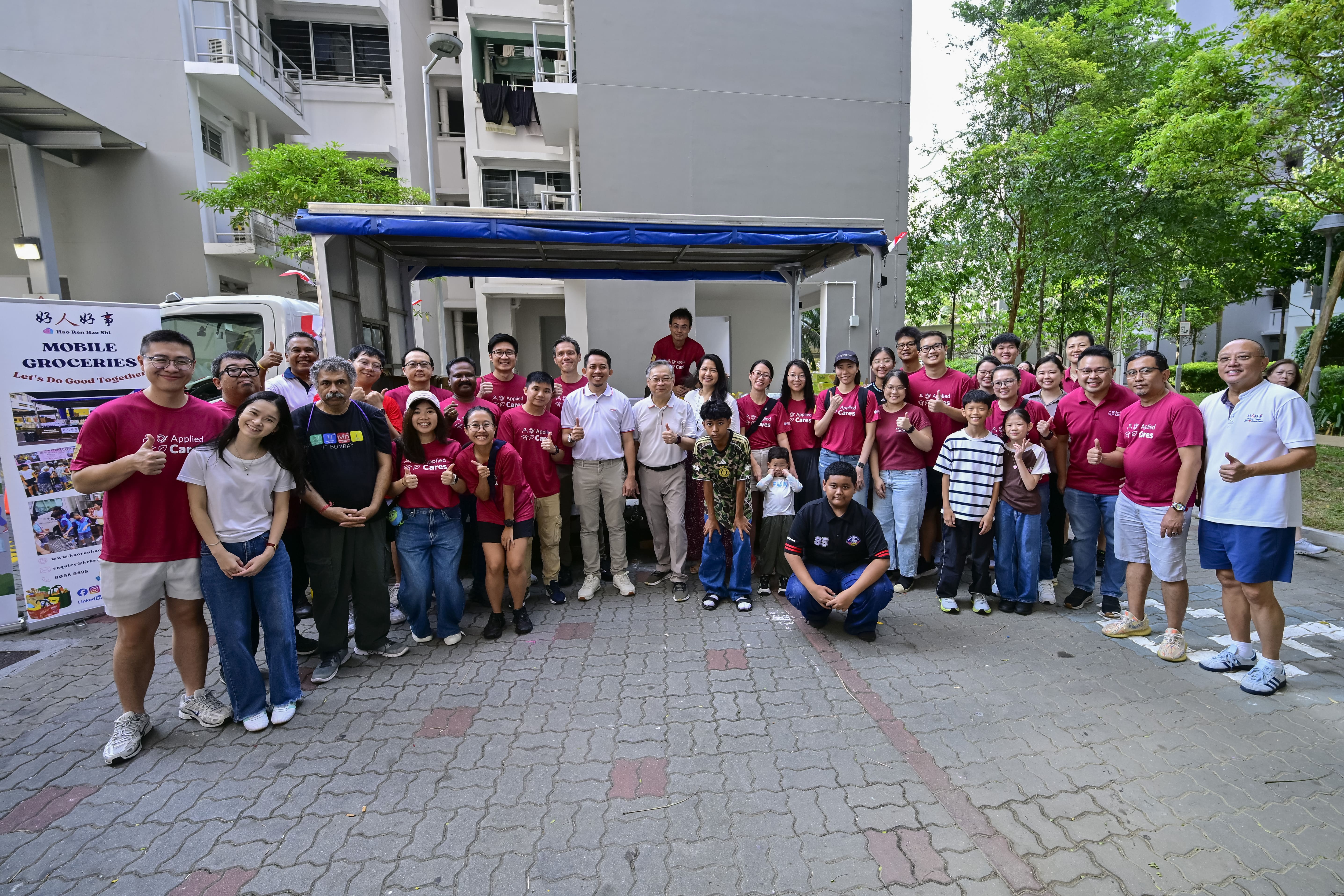 Group photo of volunteers with DPM Gan Kim Yong.
