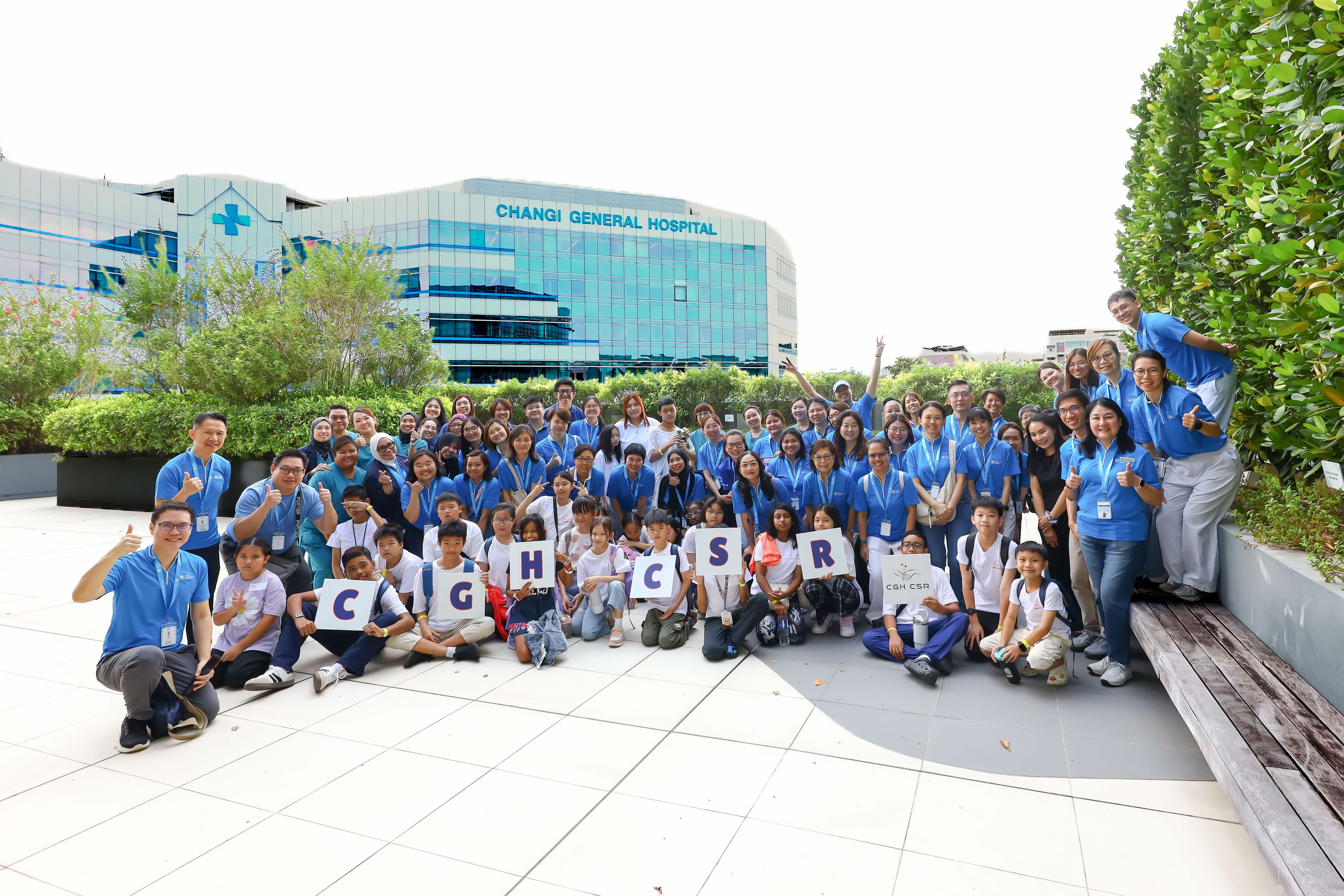 Young Health Heroes participants and CGH volunteers gathered for a group photo at Changi General Hospital.