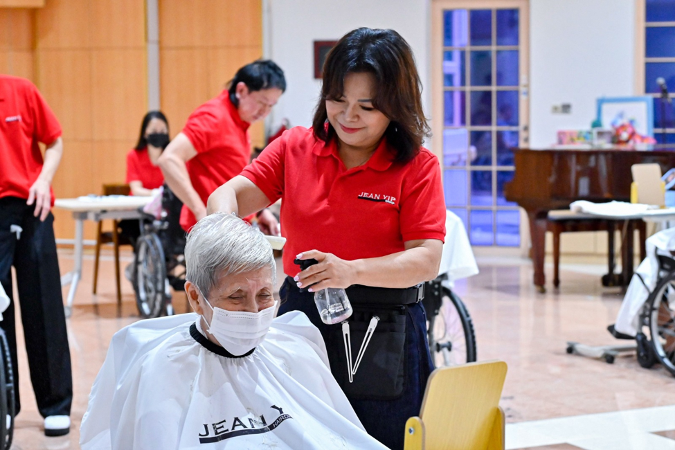 Hairdresser doing a haircut for a senior