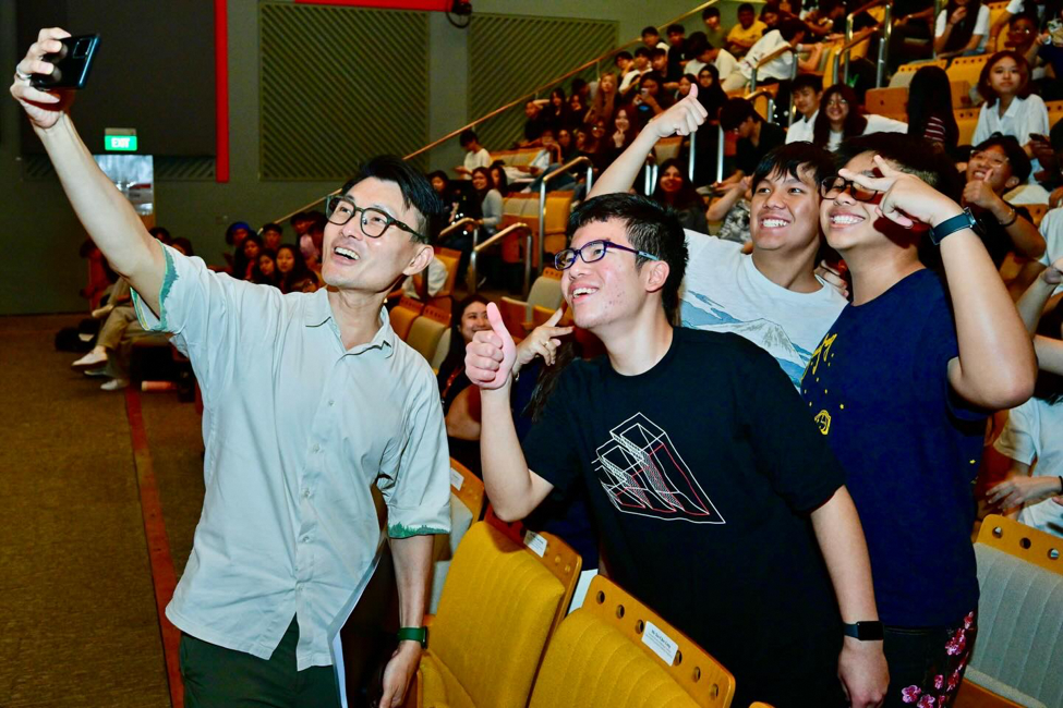 'Wefie' together with students