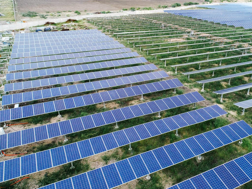 India has been establishing solar parks such as this in Raichur, in a bid to combat air pollution and carbon emissions. © lakshmiprasad Sindhnur/123RF