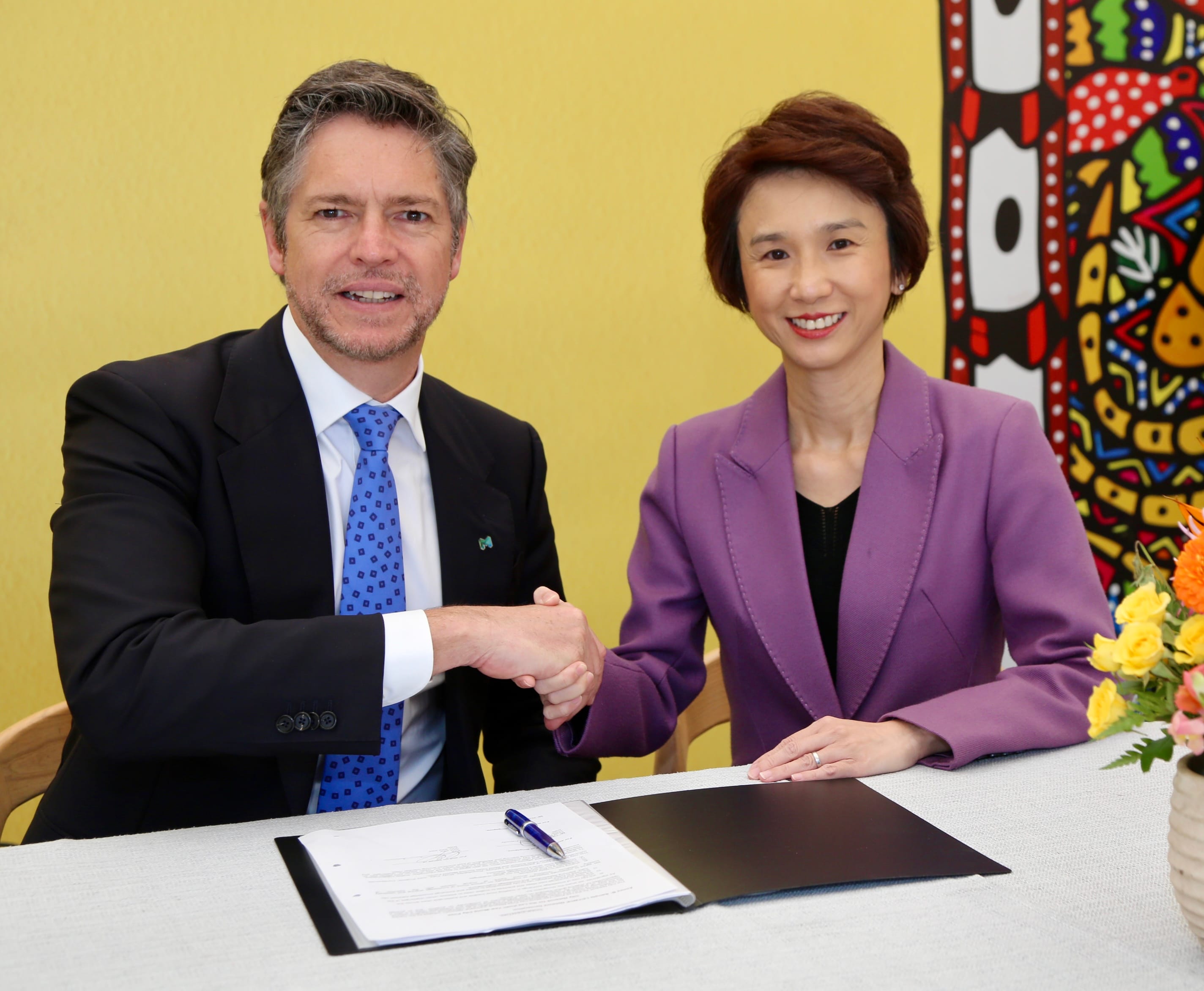 Singapore’s Senior Minister of State Low Yen Ling (right) and Lord Mayor of Melbourne Nicholas Reece (left) signing the LKYWCP Network declaration. © People's Association