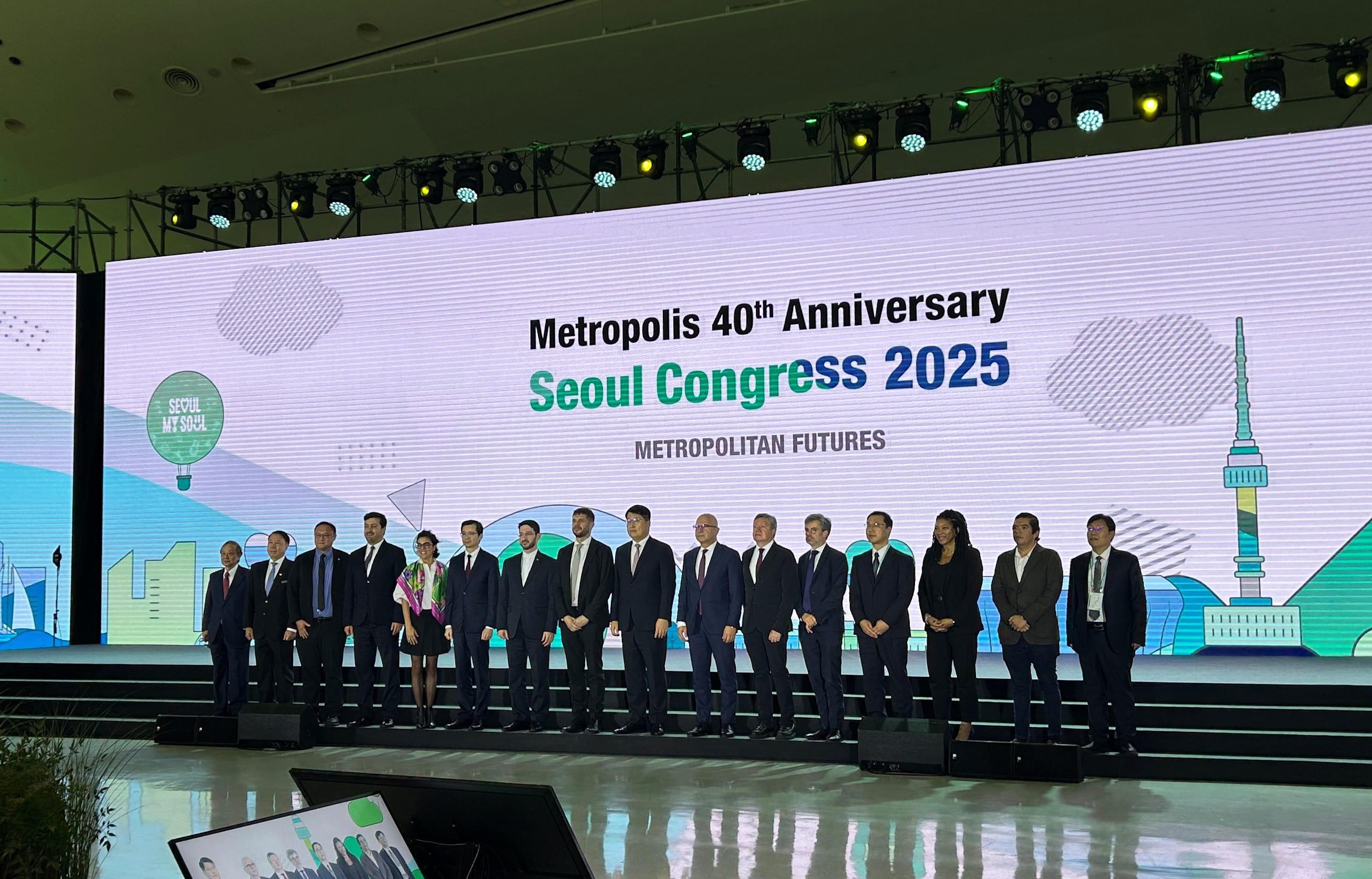 CLC at the Megacities Dialogue, alongside high-level representatives from Mexico City, Bogota, New York, Tokyo, Seoul, Istanbul, Guangzhou, Shijiazhuang, and L’Institut Paris Region. © Metropolis