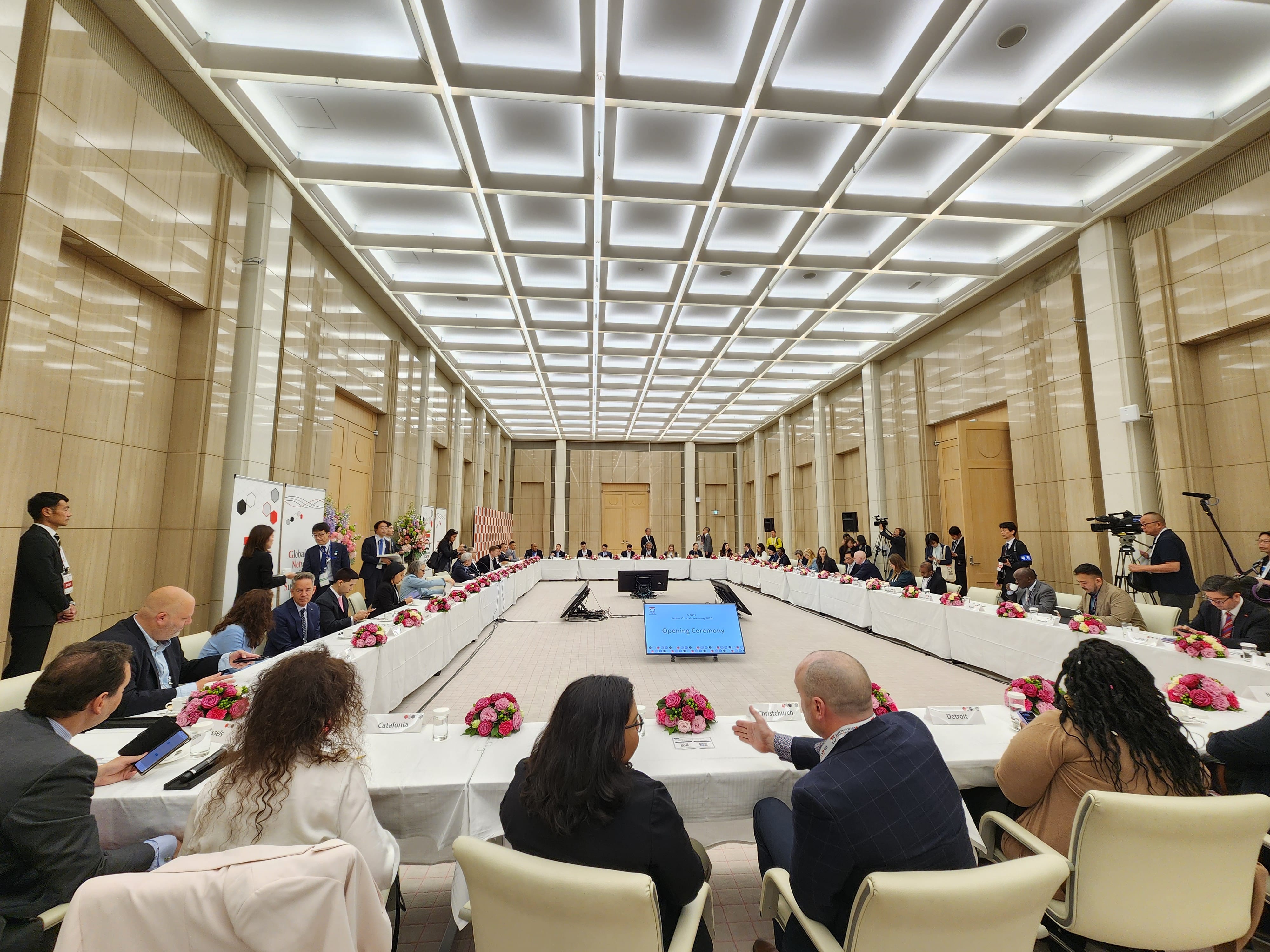 CLC at the 3rd Global City Network for Sustainability (G-NETS) Senior Officials Meeting in Tokyo, discussing solutions to common urban challenges, with representatives from 61 global cities. © Centre for Liveable Cities