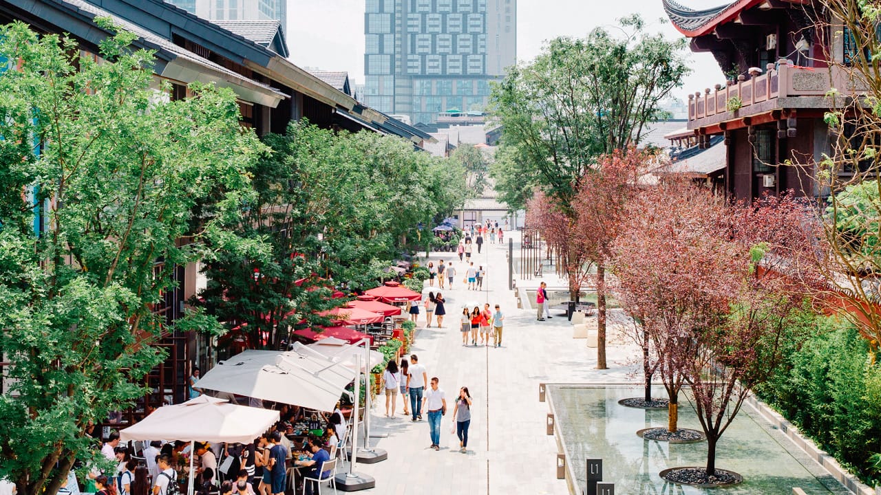 The commercial spaces alongside the historic temples in Chengdu’s Taikoo district continues the thousand-year tradition of mixing sacred elements with commercial spaces © Oval Partnership