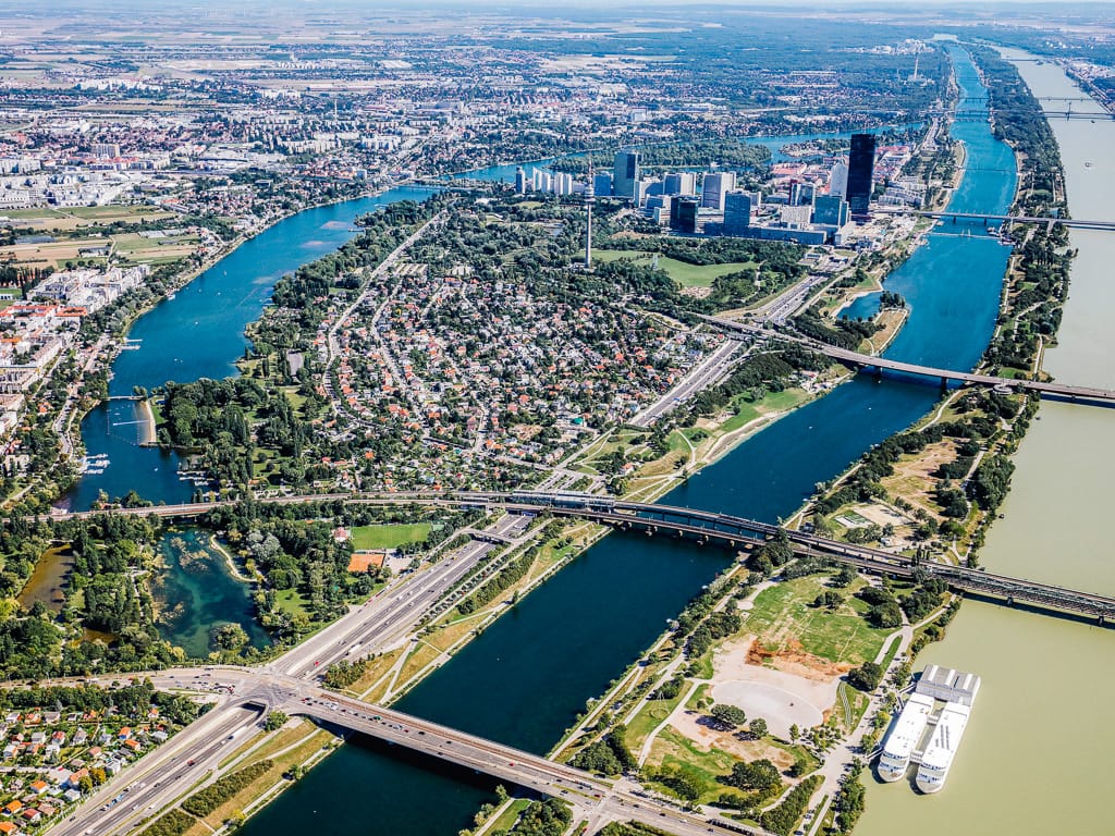 The New Danube (in bluer shade), Danube Island and the old Danube River in Vienna © Christian Fürthner