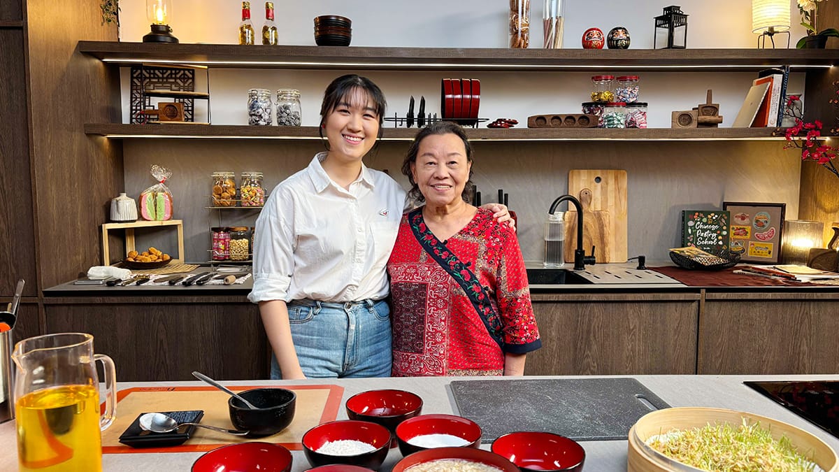 Yeo Min and her mentor Chef Pang Nyuk Yoon, 2025. Photo by Woo Pei Qi.