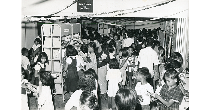 Children browsing books at the opening of the mobile library service point at Kaki Bukit Community Centre, 1967. Ministry of Information and the Arts Collection, courtesy of National Archives of Singapore.