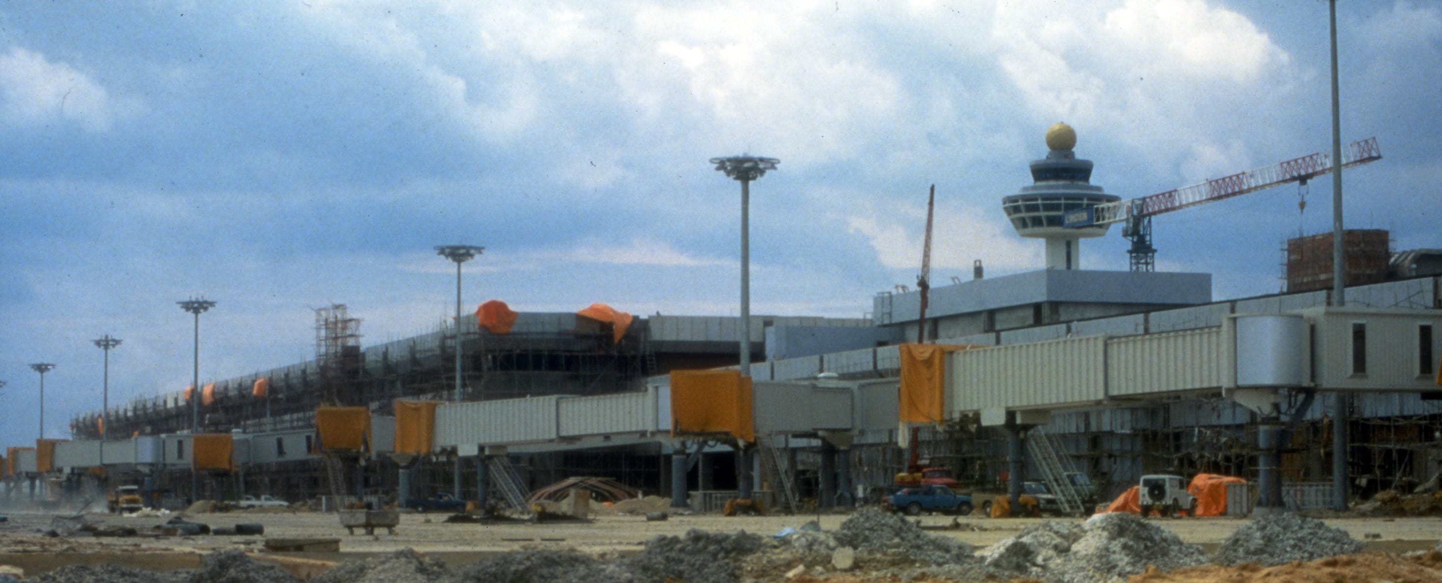 Newly installed aerobridges at Changi Airport's finger pier, November 1980 . Civil Aviation Authority of Singapore Collection, courtesy of National Archives of Singapore.