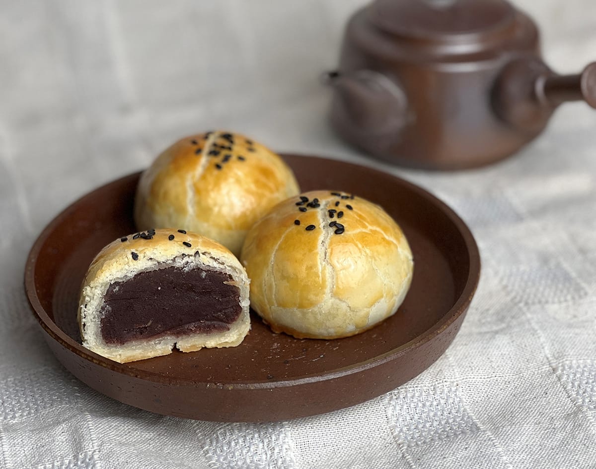 Suzhou-style mooncakes shaped into domes by hand instead of being pressed into mooncake moulds, 2024. Photo by Yeo Min.