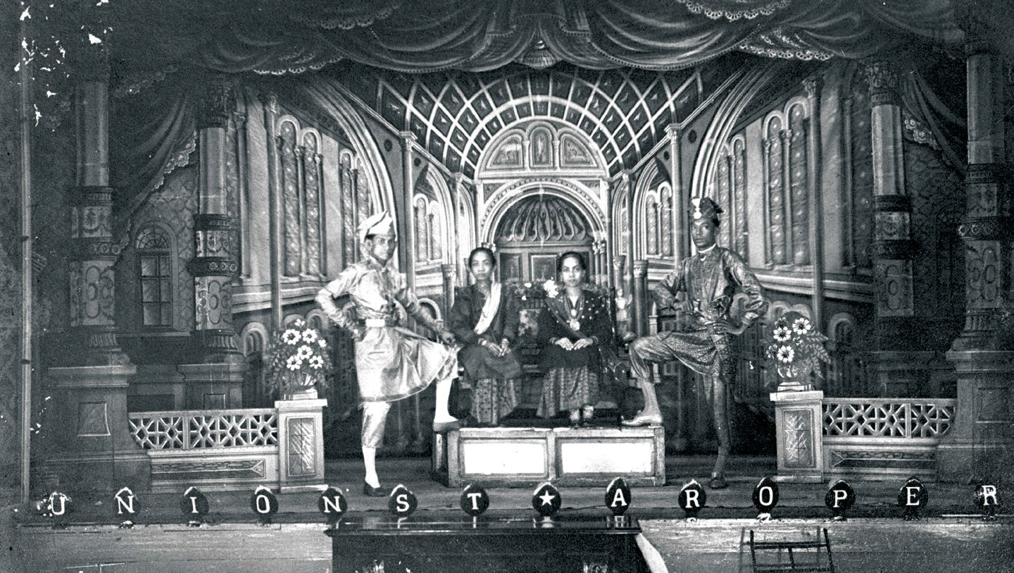 Gambar awal pementasan bangsawan, 1900. Koleksi Mohd Amin Bin Kadarisman. Ihsan Arkib Negara Singapura.