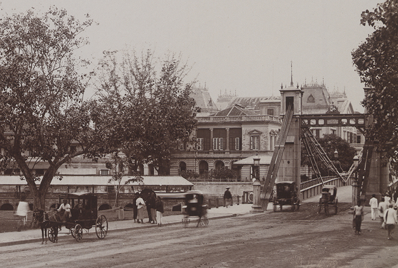 The Master Attendant’s Office next to Cavenagh Bridge, 1890. The distinctive roof of the post office can be seen in the background. Photo by G.R. Lambert. Lee Kip Lin Collection, National Library, Singapore.