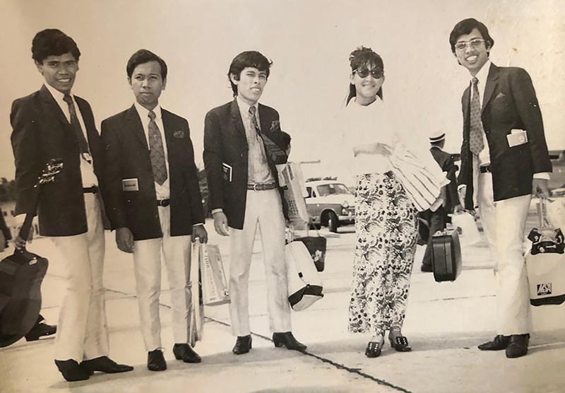 Veronica Young and the Impian Bateks boarding the flight at Paya Lebar Airport to Vietnam, 1969. Harris Hamzah is on the extreme right. Courtesy of Veronica Young.