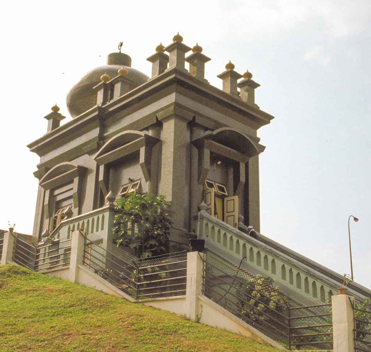 Maqam Habib Noh, 1989. Courtesy of National Archives of Singapore (Media - Image No. 19980007354 – 0066).