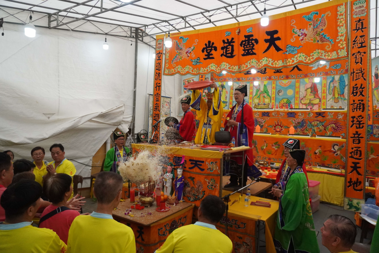Rituals performed by the specialists of Thian Ling Toh Tong temple at Poon Guan San Thoh Tong’s Seventh Lunar month observation, 2023. Photograph by Esmond Soh.