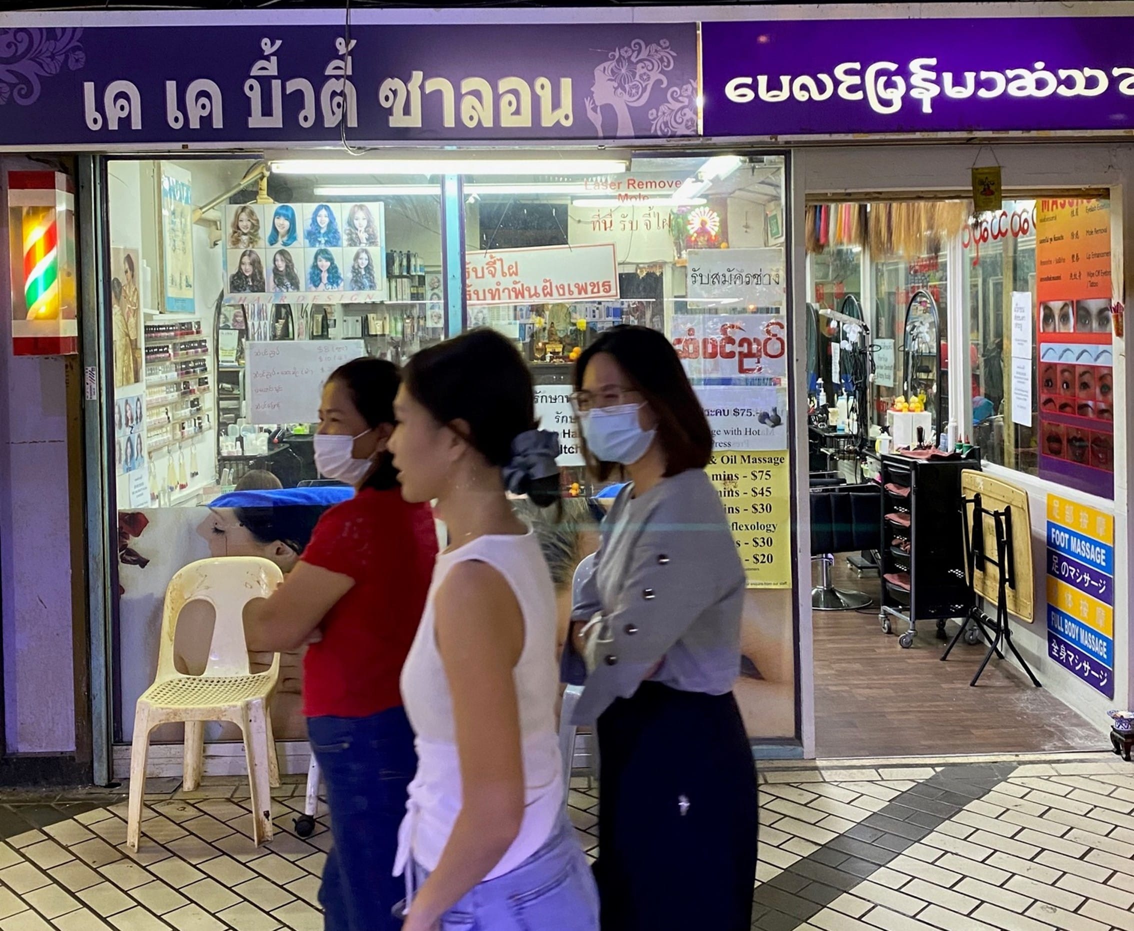 A hairdressing salon aimed at Thai customers, 2022.