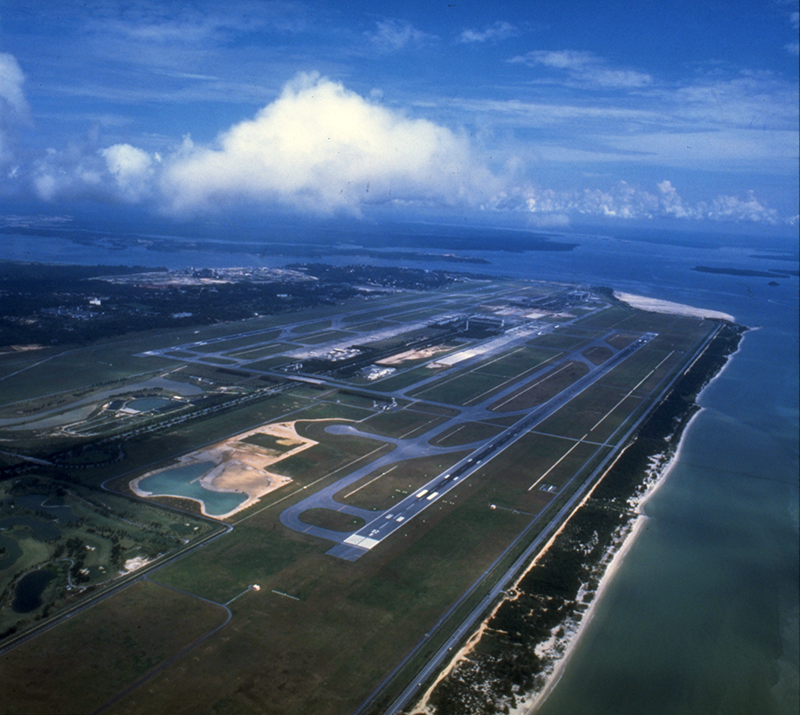 The airport's second runway, 1985. Civil Aviation Authority of Singapore Collection, courtesy of National Archives of Singapore.