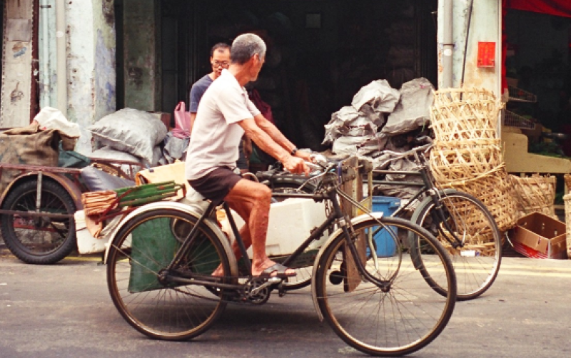 Man pedalling trishaw along Dunlop Street, c.2002. Liesel Strauss Collection, National Library, Singapore.