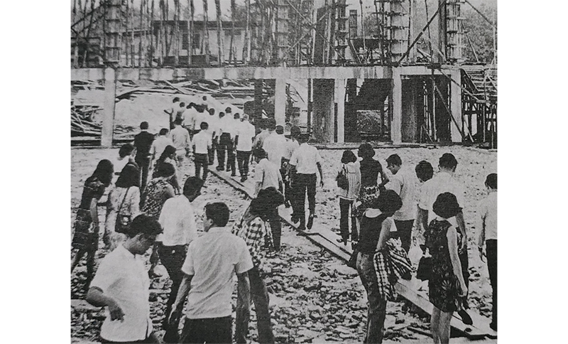 Teachers visiting the Teachers’ Centre construction site, 1972. Image reproduced from Mentor vol. 2, no. 6 (October 1972) (Singapore: Singapore Teachers’ Union, 1971–), 6. (From National Library, Singapore, call no. RSING 331.881137 M).