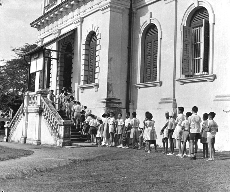 Children queuing to enter the Raffles Library, c. 1950s. Ministry of Information and the Arts Collection, courtesy of National Archives of Singapore.