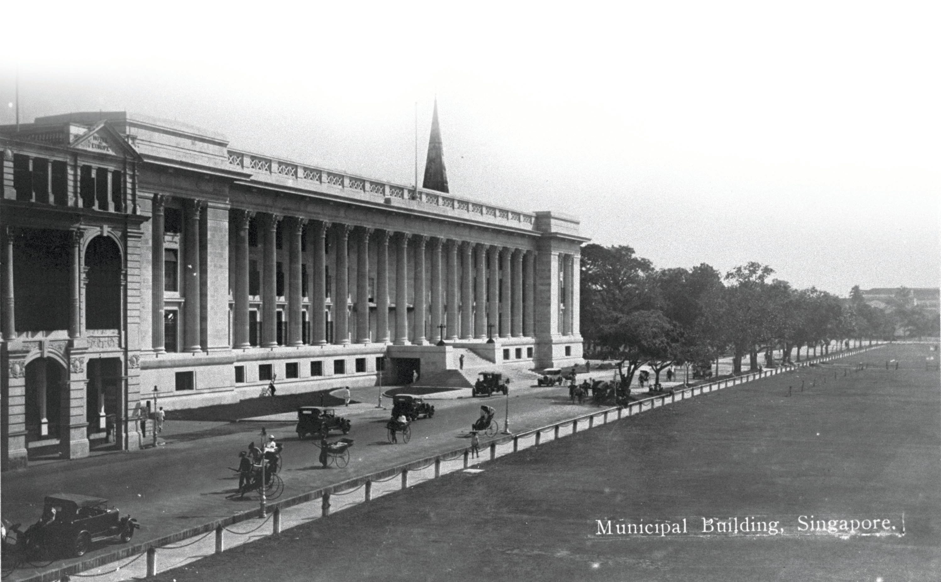 The Municipal Building overlooking the Padang, c.1930. Designed by the Scottish architect Alexander Gordon in 1929, it was renamed City Hall in 1951. Together with the adjoining Supreme Court, it is now the National Gallery Singapore. Courtesy of National Archives of Singapore.