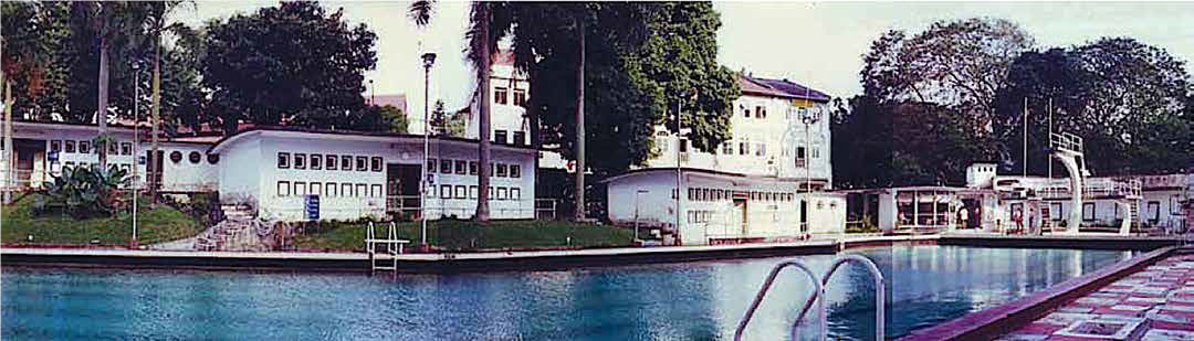 A panoramic view of the main pool at Yan Kit Swimming Complex, which opened in 1952 after an old water tank was renovated and converted into a swimming pool. Singapore’s second public pool was named after Look Yan Kit, a wealthy Canton-born dentist. The three springboards at the far end had heights of 1, 3 and 5 metres. Courtesy of Julian Davison.