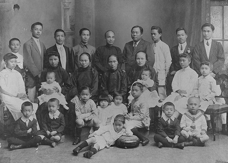 Lee Poh Yan and Lee King Yan (standing third and fourth from the left respectively) with their family members, 1905–10. Marjorie Lau Collection, courtesy of National Archives of Singapore.