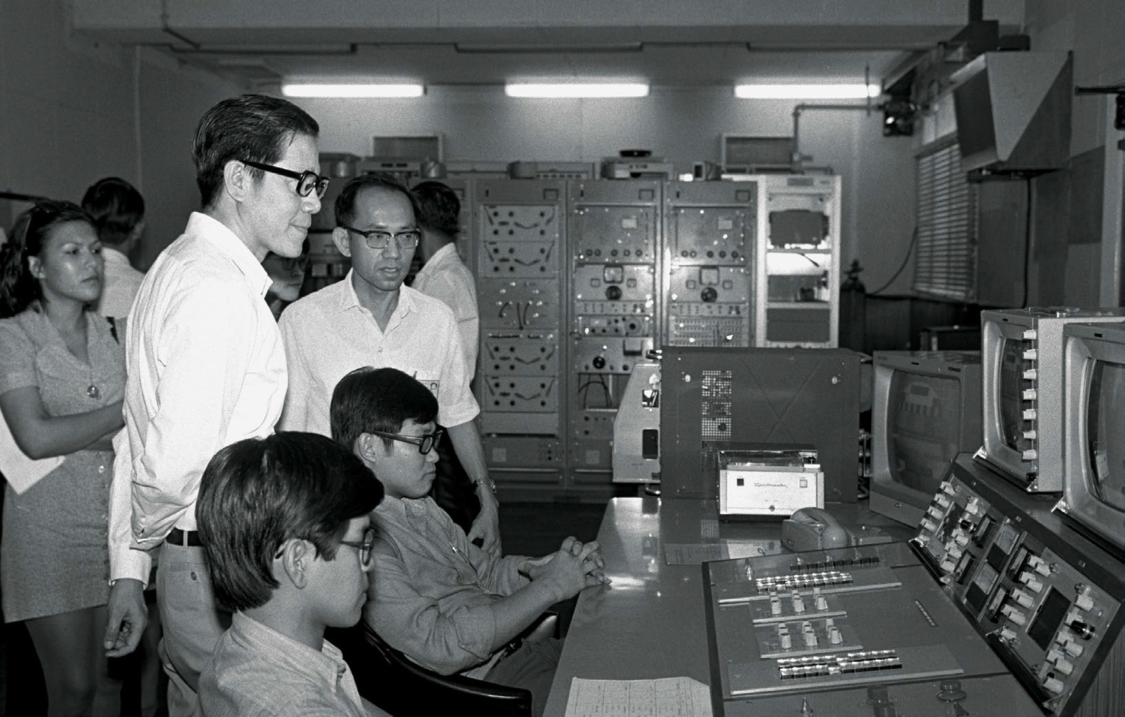Then Minister for Culture Jek Yeun Thong tours the colour television studios at Radio and Television Singapore in 1974. Ministry of Information and the Arts Collection, courtesy of National Archives of Singapore.