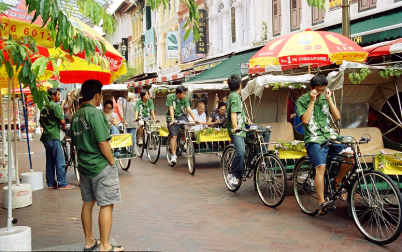 A convoy of trishaws operated by Singapore Explorer awaiting tourists in Chinatown, c. 2002. Liesel Strauss Collection, National Library, Singapore.