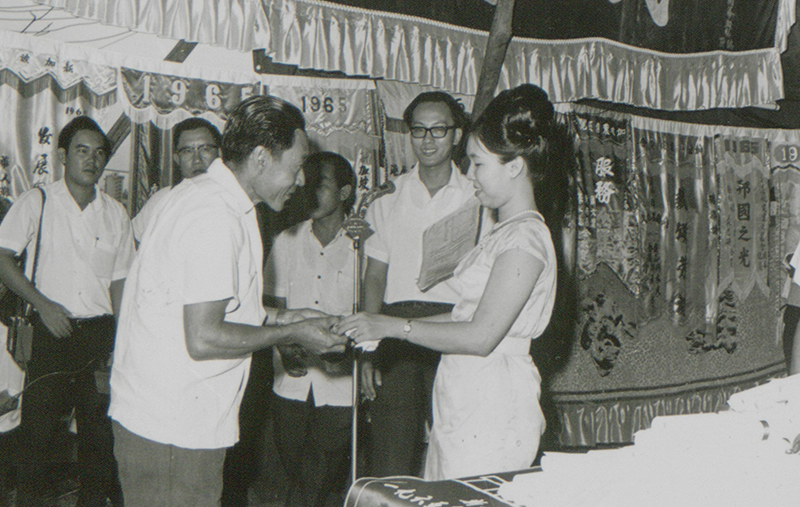Prize-giving ceremony for winners of the various competitions held during the agricultural show, 1965. Primary Production Department Collection, courtesy of National Archives of Singapore (Media - Image no. 20060000820 - 0091).
