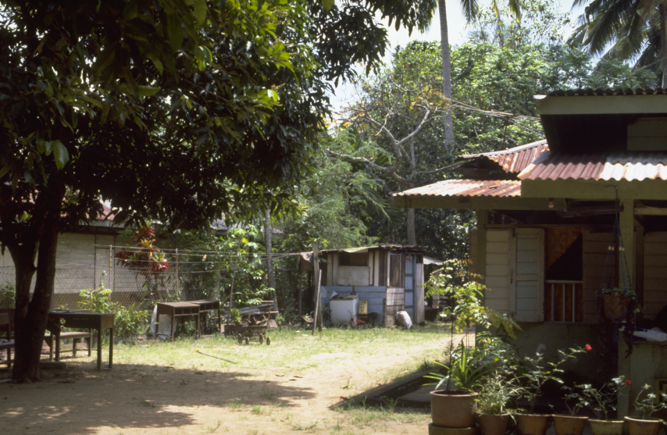 甘榜瓦哈山的马来人住家,1986。 Courtesy of National Archives of Singapore.笔者由衷感谢李金生先生（新加坡国立大学中文图书馆前馆长）审阅此文，萧碧莹和林雪婷针对文章所提供的意见，以及吴玉美编辑本文。