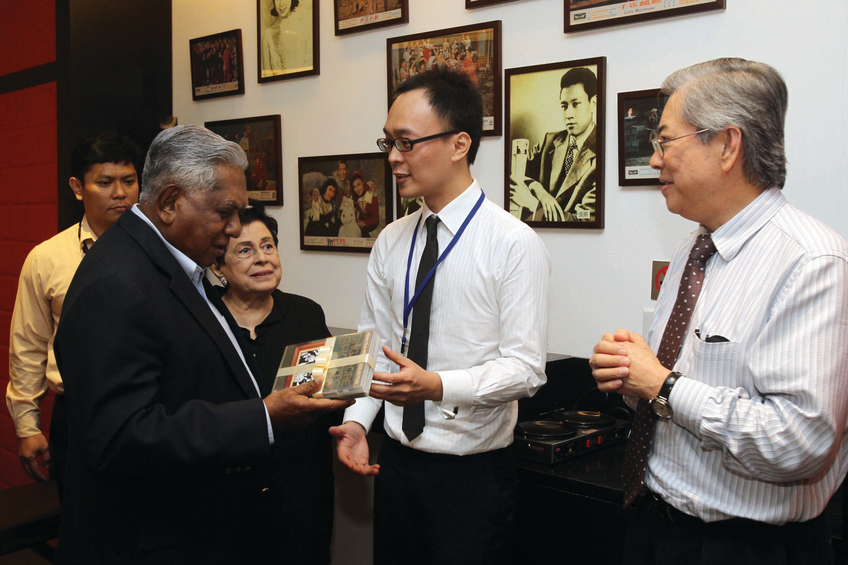 an Bee Thiam (right) presenting a token of appreciation to former president S.R. Nathan (left) in 2010. Courtesy of the AFA.