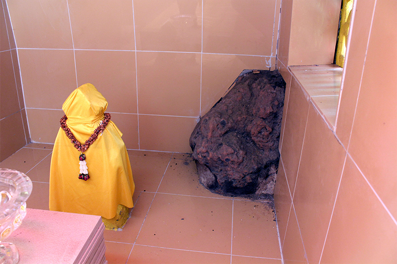 The fire revealed previously hidden artefacts. At the back of the altars for the two women are stone mounds commonly seen in datuk nature shrines. Courtesy of William L. Gibson. 