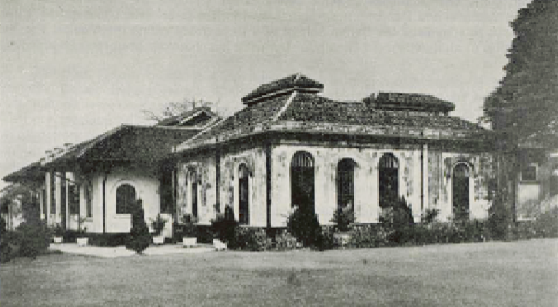 The single-storey Straits and Federated Malay States Government Medical School at Sepoy Lines, 1905–26. Image reproduced from C.S. Muir and Wong Poi Kwong, eds., Sixty Years of Medical Education, 1905–1965: Souvenir Publications (Singapore: University of Singapore, Medical Society, 1965), 18. (From National Library Singapore, call no. RCLOS 610.711 MUI).