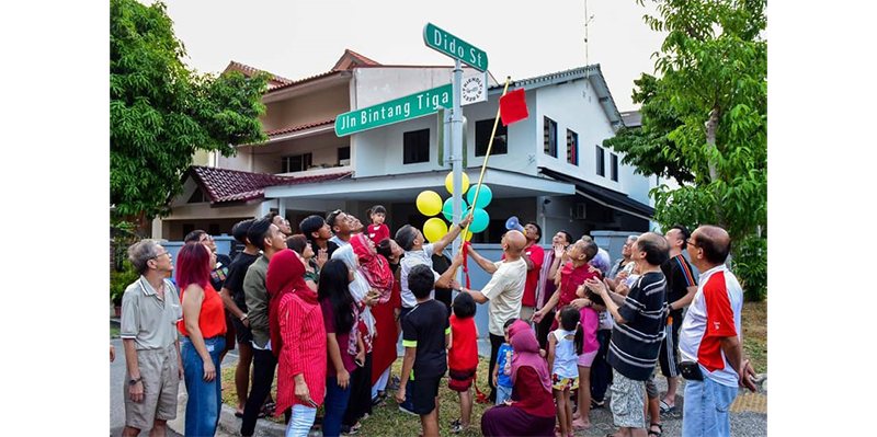 The Singapore Kindness Movement named Jalan Bintang Tiga Singapore’s first “Friendly Street” in 2019. The street sign has a special identity motif affixed to it. Member of Parliament for Marine Parade GRC (Joo Chiat) Edwin Tong (left), and William Wan (right), General Secretary of the Singapore Kindness Movement, unveiling the sign. Courtesy of the Singapore Kindness Movement.