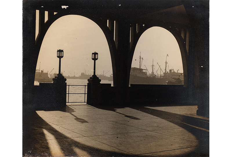 Si Jing’s photograph of Clifford Pier, titled “Morning”, was exhibited at the Singapore Art Society’s Open Photographic Exhibition in 1952. Collection of the National Museum of Singapore, National Heritage Board. Gift of Wu Sijing.