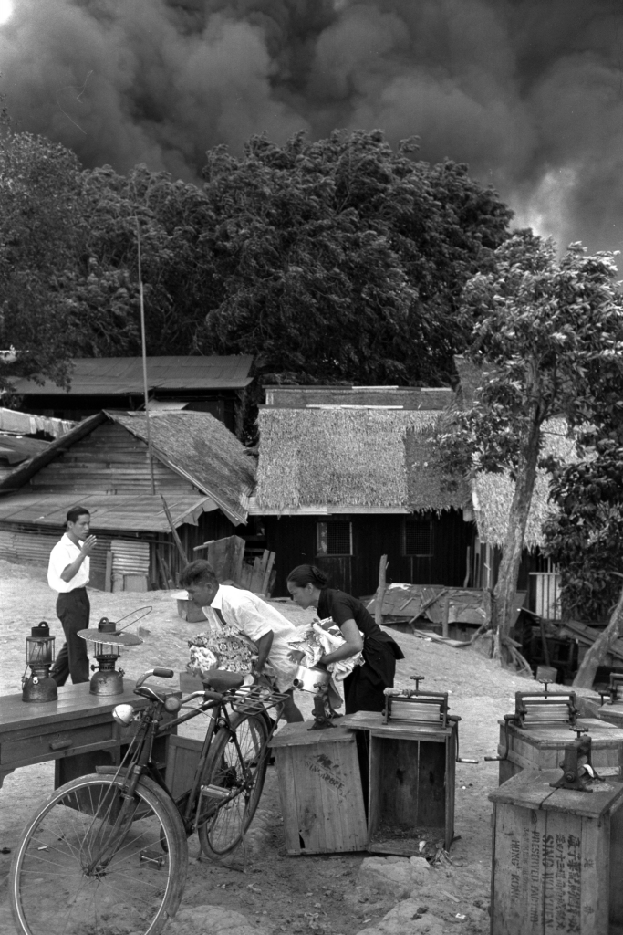 Residents with their belongings gathering outside the fire area in Bukit Ho Swee on 25 May 1961. The fire, which razed a 0.4-sq km area consisting of a school, shops, factories and attap houses, was one of Singapore’s biggest fires. The fire left 16,000 kampong dwellers homeless and claimed the lives of four people. Ministry of Information and the Arts Collection, courtesy of National Archives of Singapore.