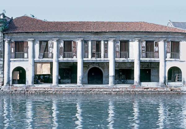 Godown at Boat Quay (1967) belonging to Tan Kim Seng, a wealthy Hokkien merchant who migrated from Malacca to Singapore. Boat Quay took on a completely different character after it was gentrified in the mid 1980s.