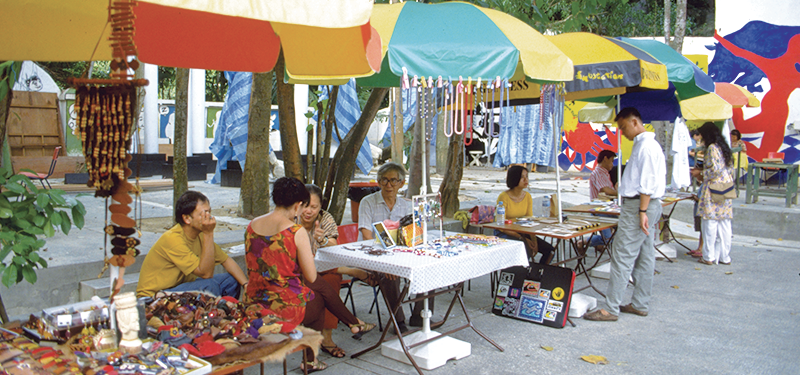 Craft stalls at The Substation’s Sunday Market, c. 1990s. Singapore Tourist Promotion Board Collection, courtesy of National Archives of Singapore.