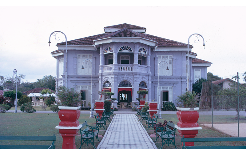 Mandalay Villa in 1968. It was built in 1902 as a holiday resort by Peranakan businessman Lee Cheng Yan, the father-in-law of Mrs Lee Choon Guan. She lived there until her death in 1978. Lee Kip Lin Collection, National Library Singapore.