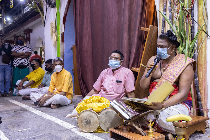 Reading of the Mahabharatam by the chief priest at the Sri Mariamman Temple, 2021. Courtesy of the Hindu Endowments Board.